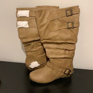 Flat boot with buckle
